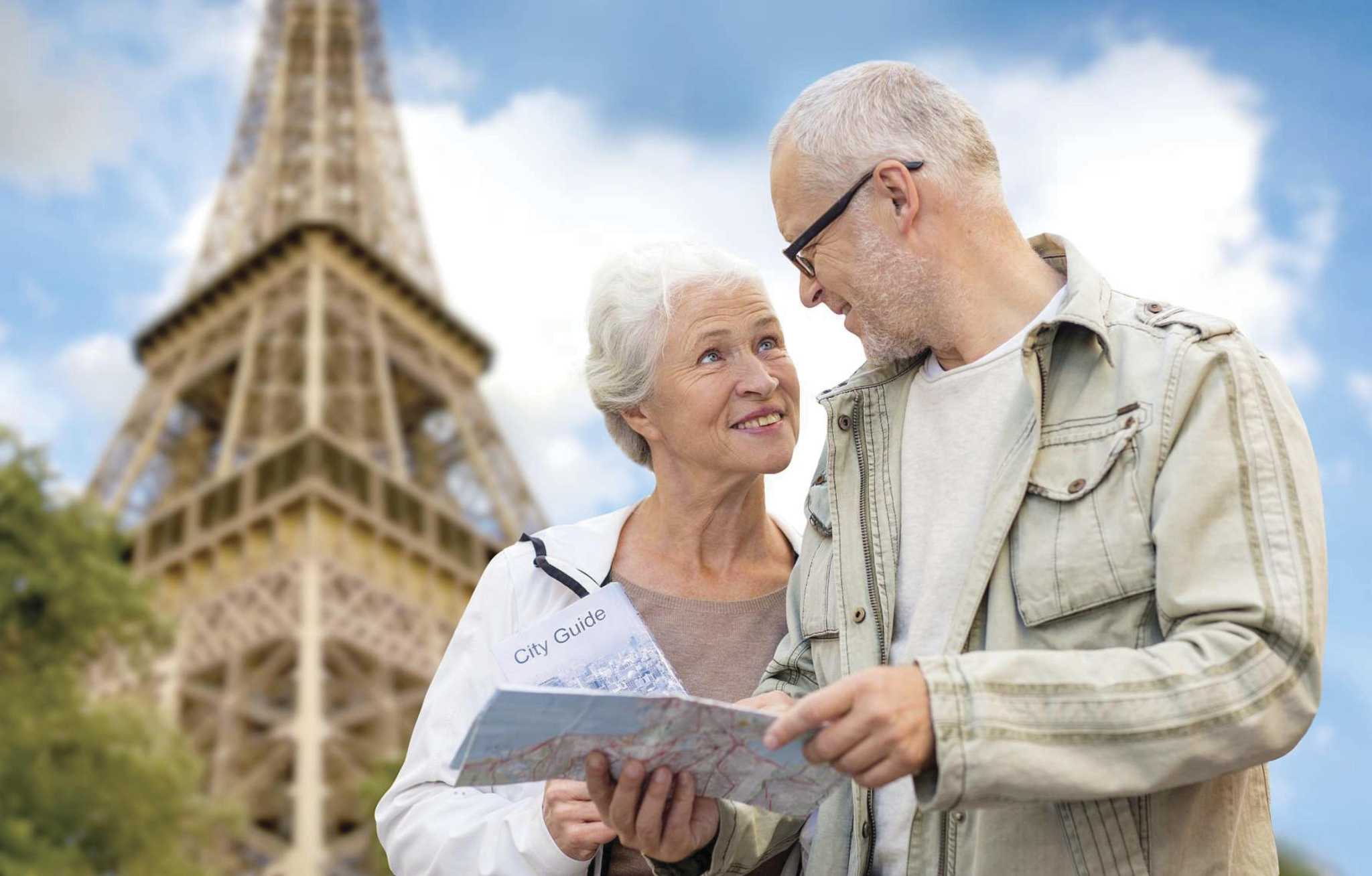 Русские пожилые за деньги. Пожилые люди путешествуют. Пенсионеры во Франции. Путешествие пожилых людей. Счастливые пенсионеры путешествуют.